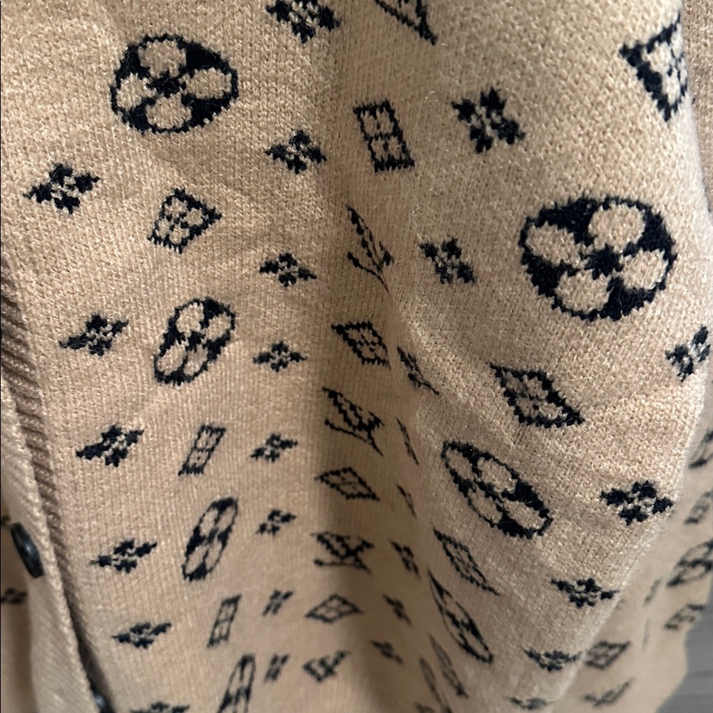 Beige Patterned V-Neck Button Cardigan Sweater - Women - Picture 2 of 4